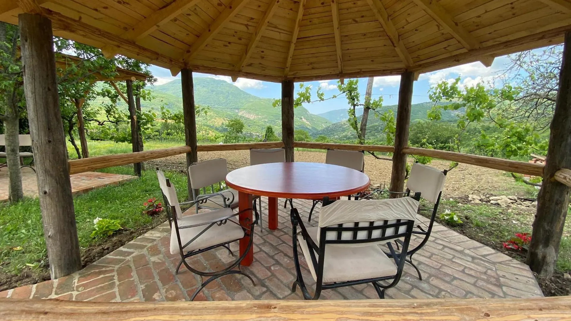 Vila Disha Tirana 0*,  Albanië